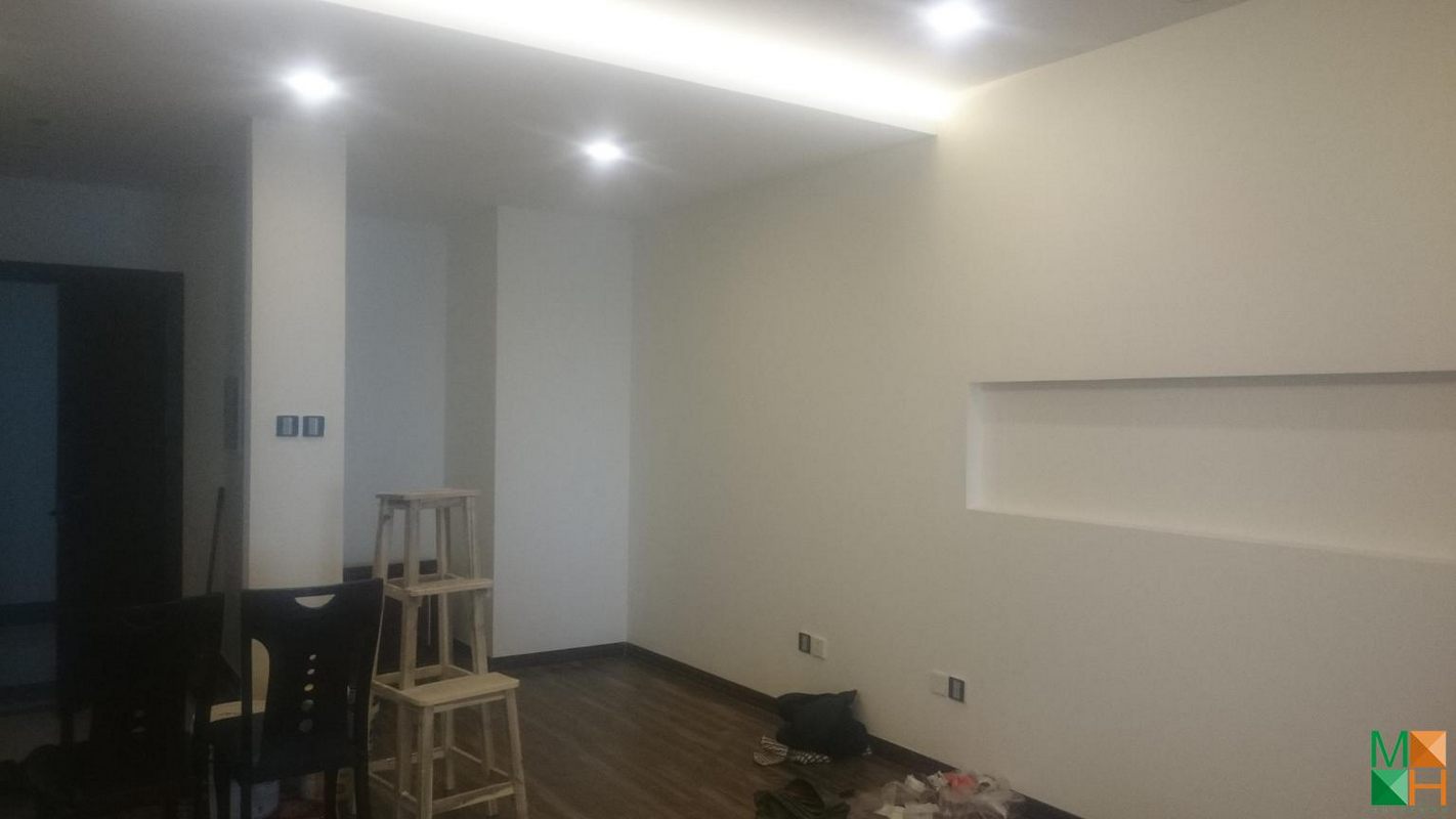 thi-cong-giay-dan-tuong-van-soc-tai-nha-chi-dung-2402-toa-Diamond (4)